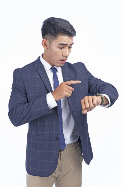 亚洲年轻英俊的商人与智能手表孤立在白色背景与拷贝空间图片下载