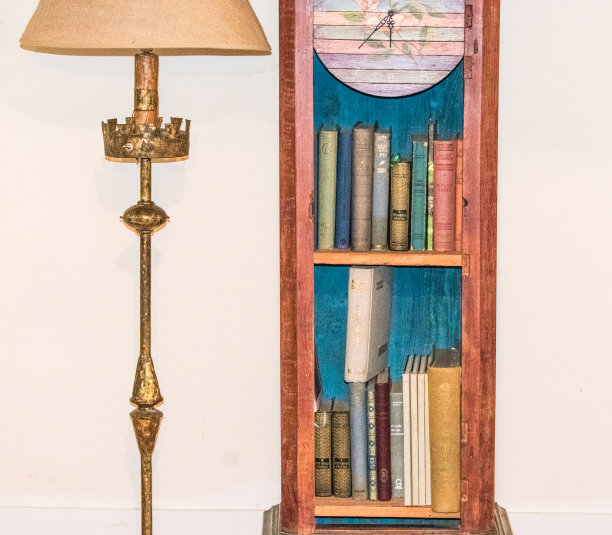 放书和纸的架子图片下载