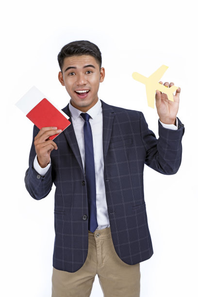亚洲英俊的年轻商人拿着护照和飞机纸的图标道具，在旅行或商务旅行的概念图片下载