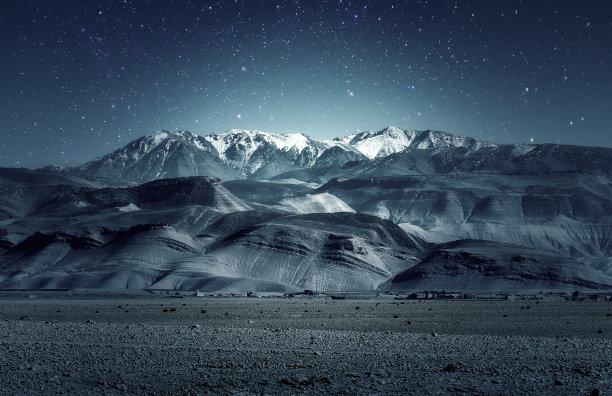 夜景的夜景山覆盖着雪和星星的天空图片下载