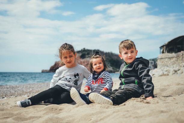 可爱快乐的孩子们，在沙滩上嬉戏的孩子们，春假图片下载