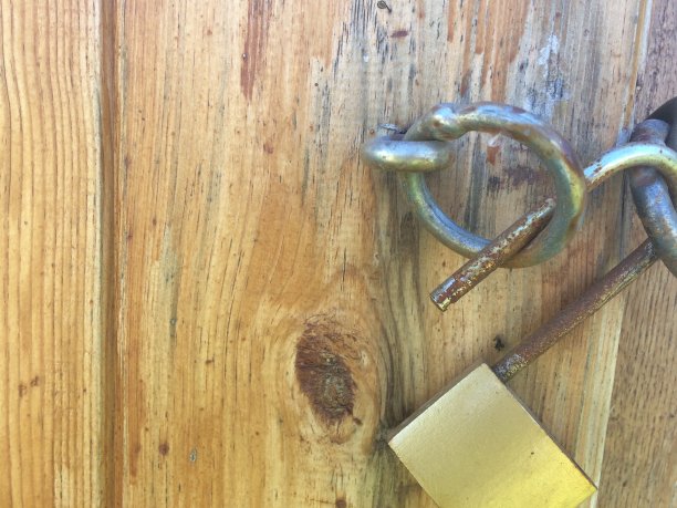 打开木门上的挂锁图片下载