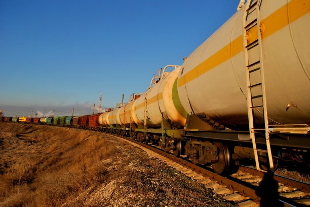 由多种颜色的坦克和火车车厢组成的火车在轨道上行驶图片下载