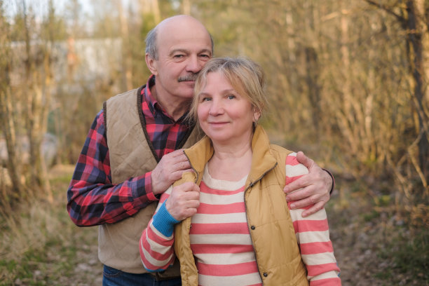 老女人和老男人在公园散步图片下载