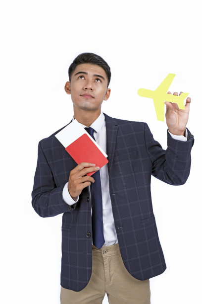 亚洲英俊的年轻商人拿着护照和飞机纸的图标道具，在旅行或商务旅行的概念图片下载