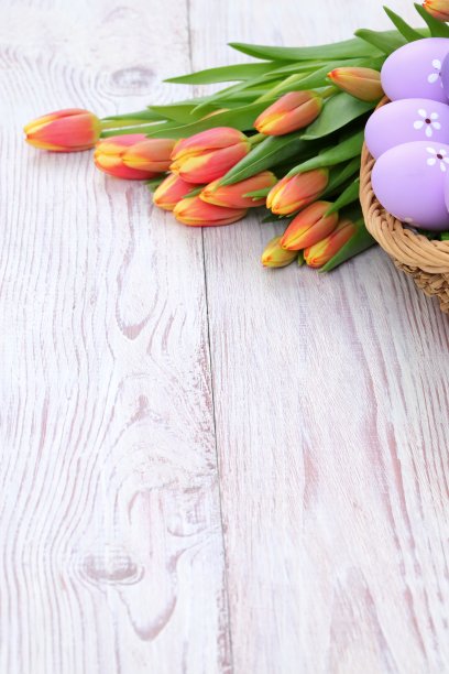 复活节彩蛋被排列在一块有许多图案和颜色的板上。图片下载