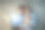 一位年轻的商人带着妻子和小女儿站在办公室里，用着笔记本电脑。图片下载