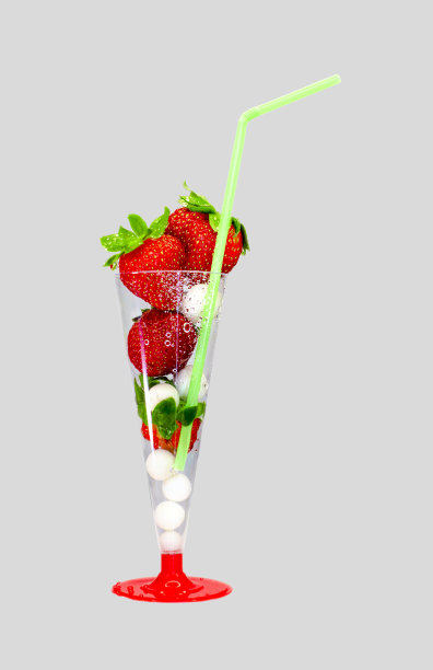 创意布局草莓柠檬水的原料-糖和草莓在一个塑料玻璃制成的鸡尾酒吸管在灰色的背景。夏季饮料。最小的食品的概念。有选择性的重点。本空间图片下载