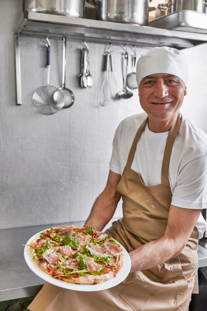 在意大利餐厅做披萨图片下载