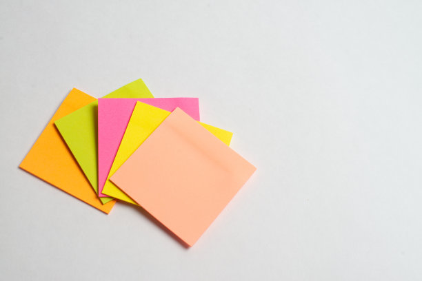 信息在纸上与词物联网便条贴在彩色的书与笔记本电脑和一杯咖啡在玻璃桌子上，顶视图图像-图像，许多彩色的便条贴图片下载