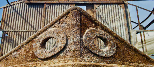 一张废弃的金属船的独特照片图片下载