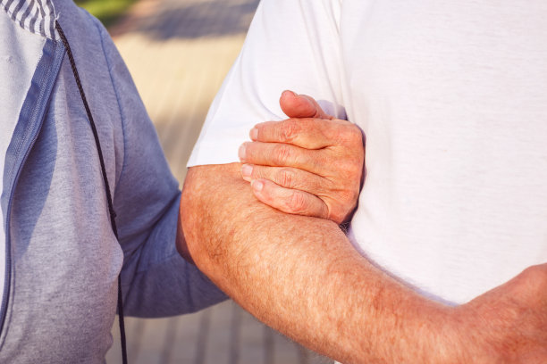 幸福时光 - 浪漫的退休夫妇在公园散步图片下载