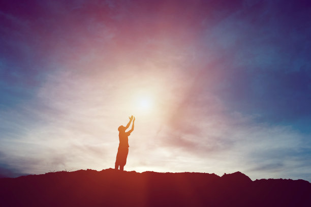 剪影的团队领导，团队合作和团队合作和愉快的剪影概念图片下载