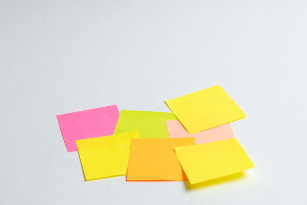 信息在纸上与词物联网便条贴在彩色的书与笔记本电脑和一杯咖啡在玻璃桌子上，顶视图图像-图像，许多彩色的便条贴图片下载