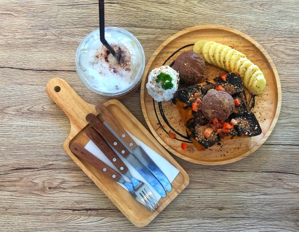 蜂蜜吐司，加上巧克力和草莓排列在一个美丽的木制托盘。图片下载