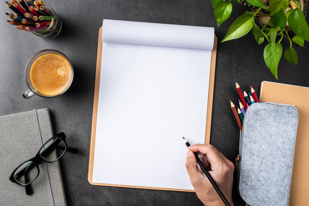 带有黑色背景的剪贴板的白纸图片下载