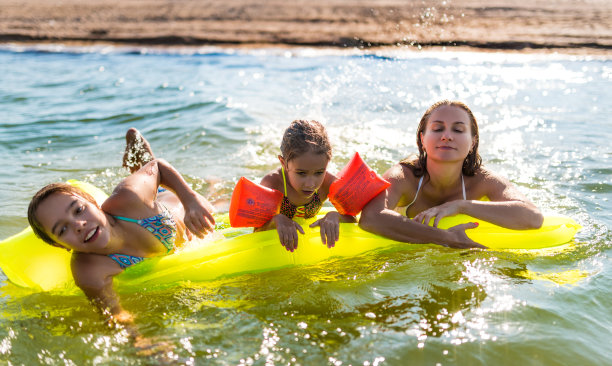 欢乐的家庭度假图片下载