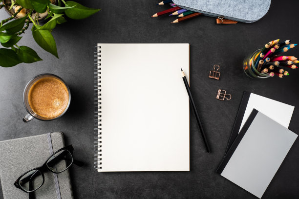 黑色办公室背景的螺旋笔记本图片下载