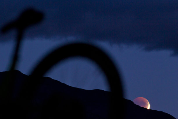 山地自行车超级月亮月食图片下载