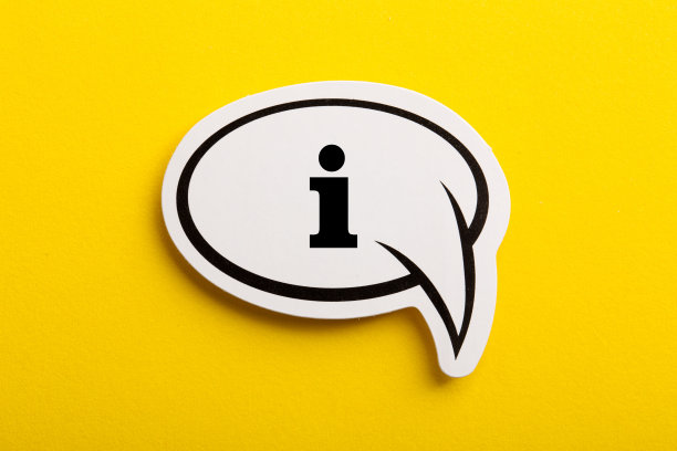 黄色背景下孤立的信息符号语音气泡图片下载
