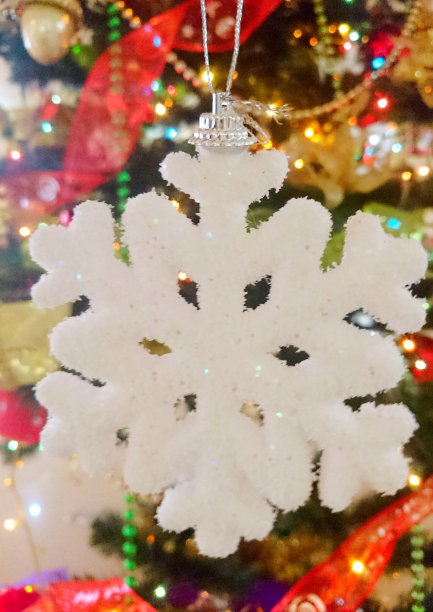 松树上的圣诞玩具和装饰品图片下载