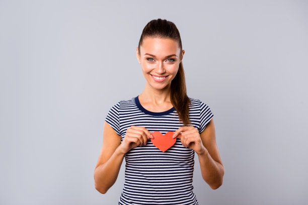 近距离的照片，美丽的，惊人的，她，她的夫人，挽着手臂，手，小的，红色的纸，心形的，图形，明信片，男朋友，丈夫，礼物，礼物，穿蓝色的，白色的条纹t恤，孤立的，灰色的背景图片下载