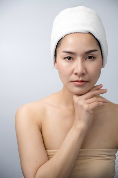 亚洲美丽的年轻女子肖像与自然的化妆和干净的皮肤图片下载