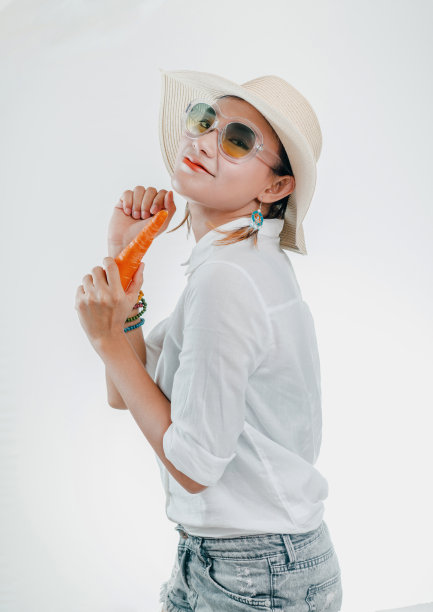 亚洲女人在跳舞，心情愉悦。专注于脸图片下载