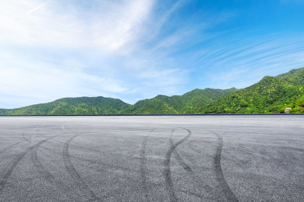 沥青赛道和美丽的自然景观图片下载