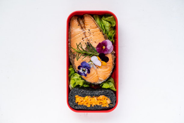 米饭，炖蔬菜，菠萝，三文鱼健康均衡的午餐盒在白色的背景，俯视图。家庭食品的办公室概念图片下载