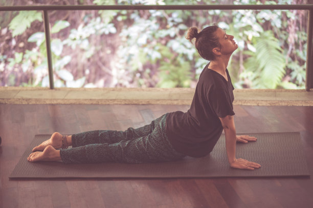 年轻女子练习瑜伽。自由的概念。冷静和放松，女人幸福。健美的图片图片下载