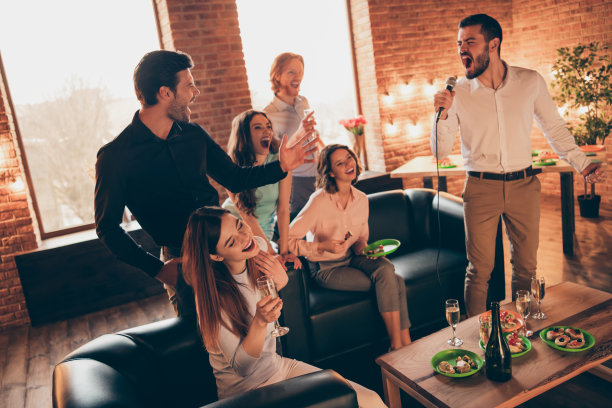 特写照片最好的朋友摇滚卡拉ok周末假期出去她她的女士，他，他，他的独唱歌手，男人们帮助唱歌词，歌曲穿礼服衬衫正式的穿，坐沙发阁楼房间室内图片下载