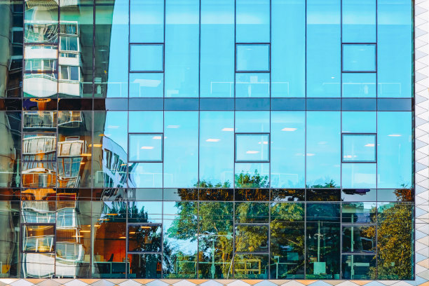 现代未来主义玻璃摩天大楼的碎片图片下载