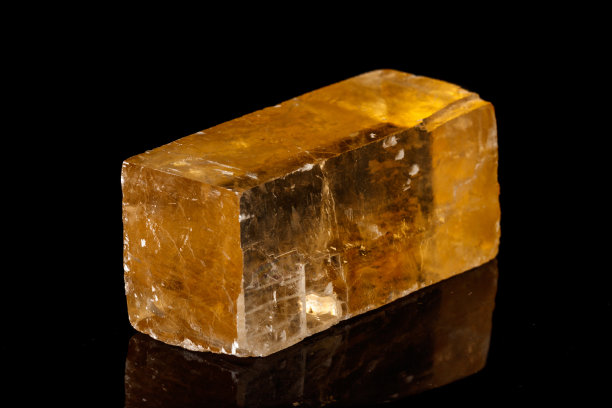 宏观石方解石矿物上的黑色背景图片下载