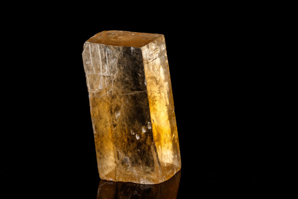 宏观石方解石矿物上的黑色背景图片下载