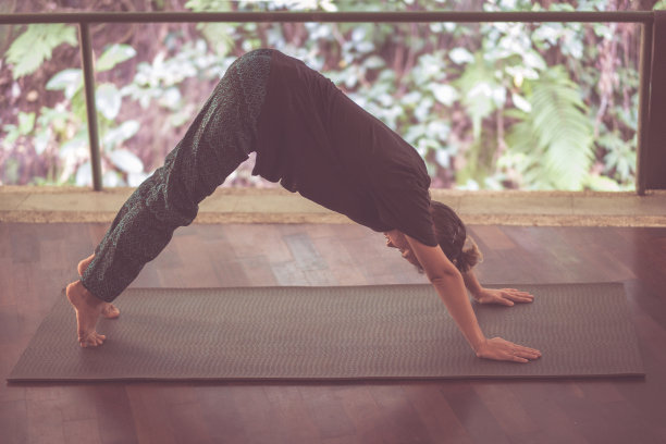 年轻女子练习瑜伽。自由的概念。冷静和放松，女人幸福。健美的图片图片下载