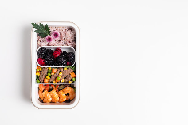 米饭，炖菜，覆盆子，牛肉，虾健康均衡的午餐盒在一个白色的背景，俯视图。家庭食品的办公室概念图片下载
