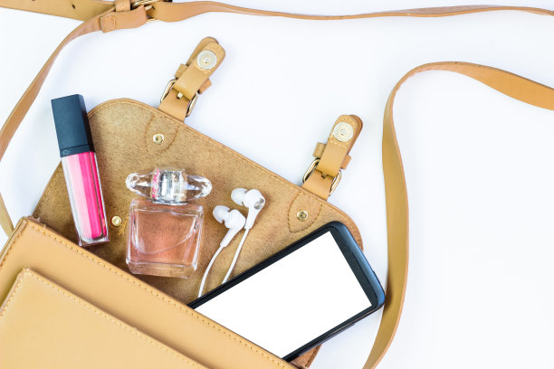时尚概念:白色背景下的化妆品、配饰和智能手机。平躺，俯视图图片下载