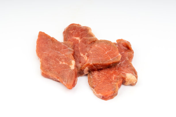 新鲜的生牛肉片孤立在白色的背景图片下载