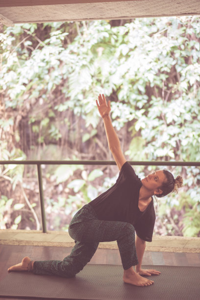 年轻女子练习瑜伽。自由的概念。冷静和放松，女人幸福。健美的图片图片下载