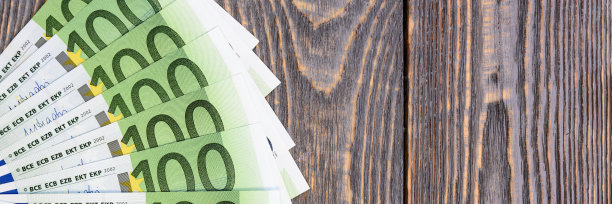 木制背景扇形的欧元钞票。图片下载