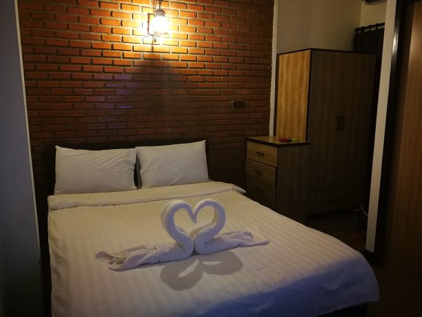 床上用浴巾做的动物玩偶图片下载