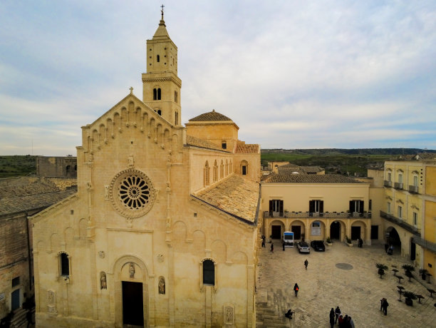 鸟瞰图的大教堂圣玛丽亚拉布鲁纳多云的天空在日落图片下载