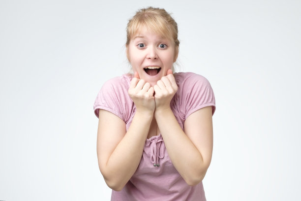 年轻女子笑得很开心，惊讶地牵着手近了头图片下载