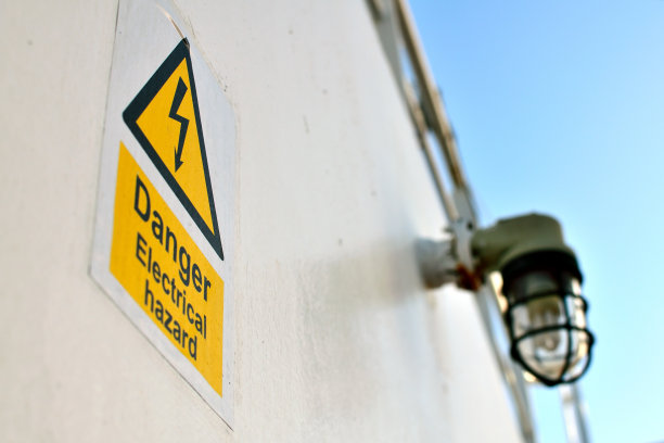 船上的警告海报图片下载