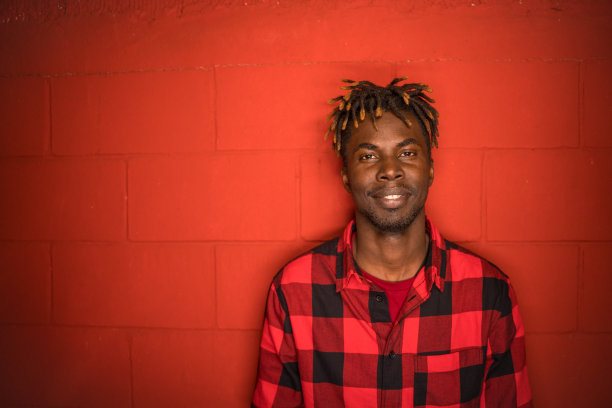 一个穿红色衣服的男人的肖像图片下载