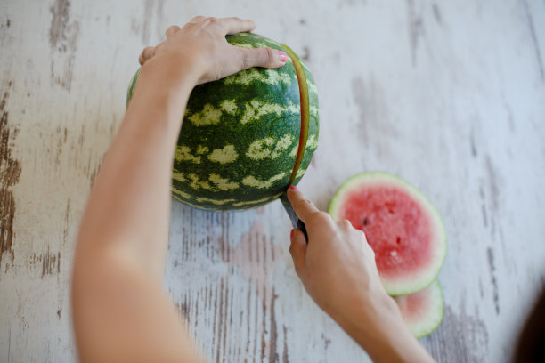 女人切西瓜图片下载