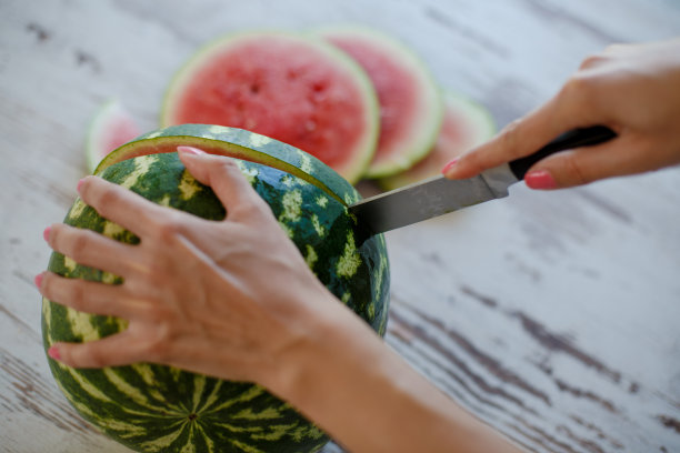 女人切西瓜图片下载