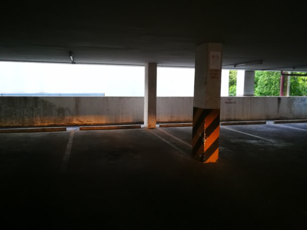 在大楼里停车的孤独时光图片下载