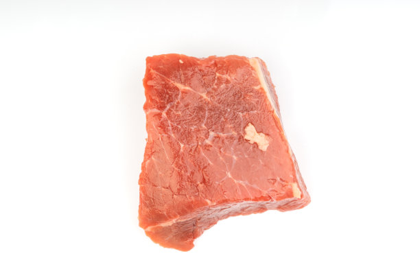新鲜的生牛肉片孤立在白色的背景图片下载